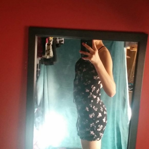 A dress - Picture 2 of 4